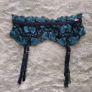 La vie en rose garter